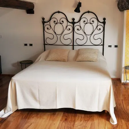 Bed & Breakfast Red Sofa *