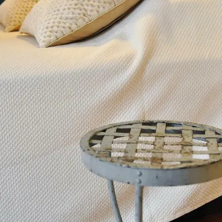 Bed & Breakfast Red Sofa *