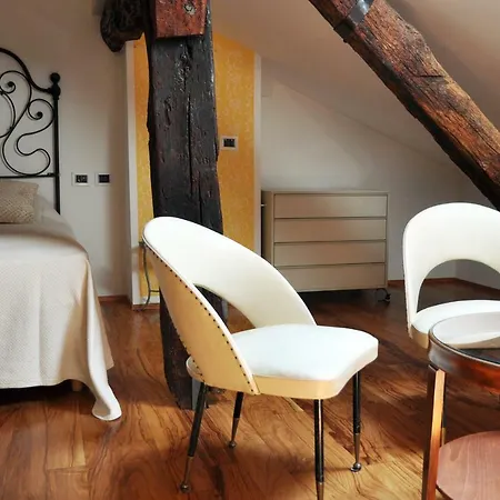 Red Sofa Bed & Breakfast *