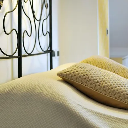 Bed & Breakfast Red Sofa *