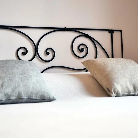 Bed & Breakfast Red Sofa *